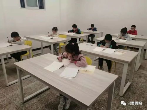 蓬安三千绘画艺术培训周末少儿美术班上课中